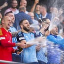 Oslavy hráčov ŠK Slovan Bratislava po získaní majstrovskej trofeje.