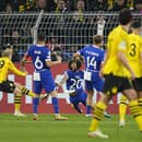 Futbalista Dortmundu Julian Brandt (vľavo) strieľa gól.