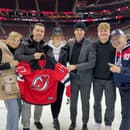 Adam Sýkora s najbližšími fandil spoluhráčovi z reprezentácie Šimonovi Nemcovi v zápase NHL.