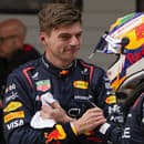 Holandský jazdec Red Bullu Max Verstappen (vľavo) a Sergio Perez. 