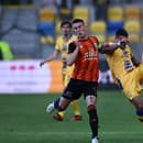 Zľava Oliver Luterán (MFK Ružomberok), Alejandro Mendez Garcia (DAC) a Jan Hladík (MFK Ružomberok) v zápase 6. kola nadstavbovej časti.