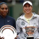 Španielska tenistka Garbine Muguruzová (vpravo) pózuje s trofejou po jej výhre nad Američankou Serenou Williamsovou (vľavo).