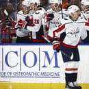 Slovenský obranca Martin Fehérváry (42) z Washingtonu Capitals sa raduje z gólu počas zápasu zámorskej NHL.