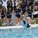 Casper Ruud skáče do bazéne, aby dodržal barcelonskú tradíciu pre víťaza.