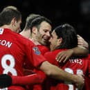 Na archívnej snímke futbalisti Manchestru United zľava: Darron Gibson, Ryan Giggs a Carlos Tevez.