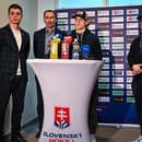 Na snímke zľava hlavný tréner slovenskej hokejovej reprezentácie do 18 rokov Martin Dendis, prezident Slovenského zväzu ľadového hokeja (SZĽH) Miroslav Šatan, hokejisti Luka Radivojevič a Tomáš Pobežal počas tlačovej konferencie po príchode tímu slovenskej hokejovej reprezentácie do 18 rokov z majstrovstiev sveta vo Fínsku.