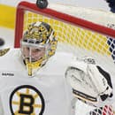 Brankár Bostonu Jeremy Swayman má veľkú zásluhu na výhre Bruins.