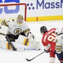 Brankár Bostonu Jeremy Swayman má veľkú zásluhu na výhre Bruins.