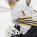 Brankár Bostonu Jeremy Swayman má veľkú zásluhu na výhre Bruins.