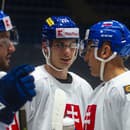 Na snímke reprezentanti SR v hokeji, uprostred Juraj Slafkovský a vpravo Martin Fehérváry počas tréningu na zraze reprezentácie pred MS.
