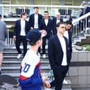Slovenskí hokejisti pri odchode z hotela na zápas s USA. 