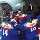 Slovenskí hokejisti oslavujú prvý gól do siete USA. 