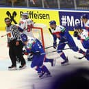Slovenskí hokejisti oslavujú druhý presný zásah v zápase s USA. 