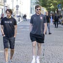 Slnečné počasie si počas voľna zaslúžene na prechádzke v uliciach Ostravy užili aj útočník Cehlárik (vpravo) a gólman Škorvánek.