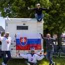 Partia štyroch kamarátov zo Slovenska vyrazila na tohtoročný hokejový šampionát v Ostrave karavanom.