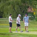 Kapitán tímu Tomáš Tatar si so spoluhráčmi užil golf v Čeladnej počas voľna na MS. Libor Hudáček sa iba prizeral.