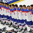 Slovenskí hokejisti počas hymny po víťazstve 4:0 po zápase základnej B-skupiny Slovensko - Poľsko.