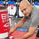 Kustód Marek Jenčík sa stará o pitný režim hokejistov: Aha, koľko litrov padne cez zápas