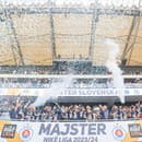 Na snímke futbalisti Slovana Bratislava počas osláv majstrovskej trofeje.