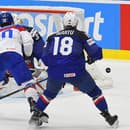 Juraj Slafkovský (Slovensko)  a Yohann Auvitu (Francúzsko) v zápase B-skupiny Francúzsko - Slovensko.