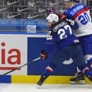 Na snímke vpravo Juraj Slafkovský (Slovensko) a Enzo Cantagallo (Francúzsko) v zápase B-skupiny Francúzsko - Slovensko.