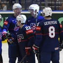 Americkí hokejisti zľava Johnny Gaudreau, kapitán Brady Tkachuk, Cole Caufield, Matthew Boldy a Zach Werenski sa tešia z gólu.