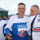 Atmosféru ostravskej fanzóny si naplno vychutnávali aj bývalý minister kultúry Daniel Krajcer s bratislavským županom Jurajom Drobom