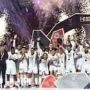Futbalisti Realu Madrid oslavujú triumf v španielskom Superpohári. 