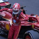 Na snímke monacký pilot formuly 1 Charles Leclerc na Ferrari oslavuje víťazstvo vo Veľkej cene Monaka F1.