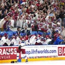 Český hokejista David Pastrňák sa teší so spoluhráčmi po strelení úvodného gólu.