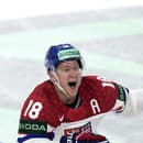 Český hokejista Ondřej Palát sa teší z gólu, ktorý strelil David Pastrňák.