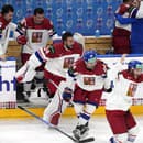 Českí hokejisti sa tešia z výhry 2:0.