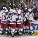 Hokejisti New Yorku Rangers oslavujú triumf po predĺžení. 