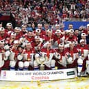 Českí hokejisti pózujú s trofejou po výhre vo finálovom zápase Česká republika - Švajčiarsko.