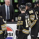 Pavel Zacha (vľavo) a David Pastrňák (vpravo) v drese Bostonu Bruins.