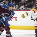 Slovenský hokejista Maroš Jedlička (vľavo) v drese Colorada Avalanche počas prípravného zápasu zámorskej NHL.