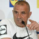 Na snímke tréner slovenskej futbalovej reprezentácie Francesco Calzona počas brífingu.
