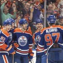 Hráči Edmonton Oilers oslavujú po góle.