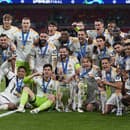 Futbalisti Realu Madrid oslavujú s trofejou víťazstvo po finálovom zápase Ligy majstrov.