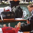 Štart Novaka Djokoviča vo štvrťfinále Roland Garros je po zranení otázny.