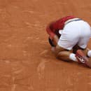Štart Novaka Djokoviča vo štvrťfinále Roland Garros je po zranení otázny.