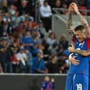 Juraj Kucka (vľavo) sa teší z gólu s Ondrejom Dudom počas prípravného zápasu medzi Slovenskom a Walesom