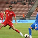 Lukáš Haraslín a hráč Walesu Brennan Johnson počas prípravného zápasu medzi Slovenskom a Walesom