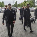 Slovenskí futbalisti pred odchodom na majstrovstvá Európy vo futbale v Nemecku na letisku v Bratislave.