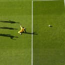 Na snímke vľavo španielsky útočník Alvaro Morata strieľa úvodný gól.