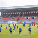 Slovenskí reprezentanti počas oficiálneho tréningu pred pondelkovým úvodným zápasom našich futbalistov v základnej E-skupine proti Belgicku.