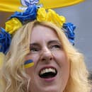 Ukrajinská fanúšička povzbudzuje pred zápasom základnej E-skupiny Rumunsko - Ukrajina na ME vo futbale v Mníchove