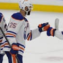 Hokejisti Edmontonu Oilers Connor McDavid (97) a Darnell Nurse (25) sa tešia po víťazstve v piatom zápase finále play off NHL.