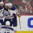 Hokejisti Edmontonu Oilers gratulujú spoluhráčovi Connorovi McDavidovi (97) po góle v piatom zápase finále play off NHL.