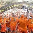 Na snímke futbalisti MFK Ružomberok sa tešia s trofejou po víťazstve vo finálovom zápase Slovenského pohára.